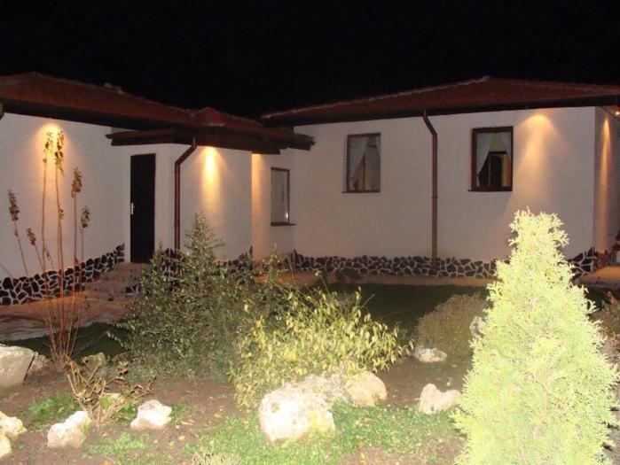 Madara Omaya Guest House Exteriör bild